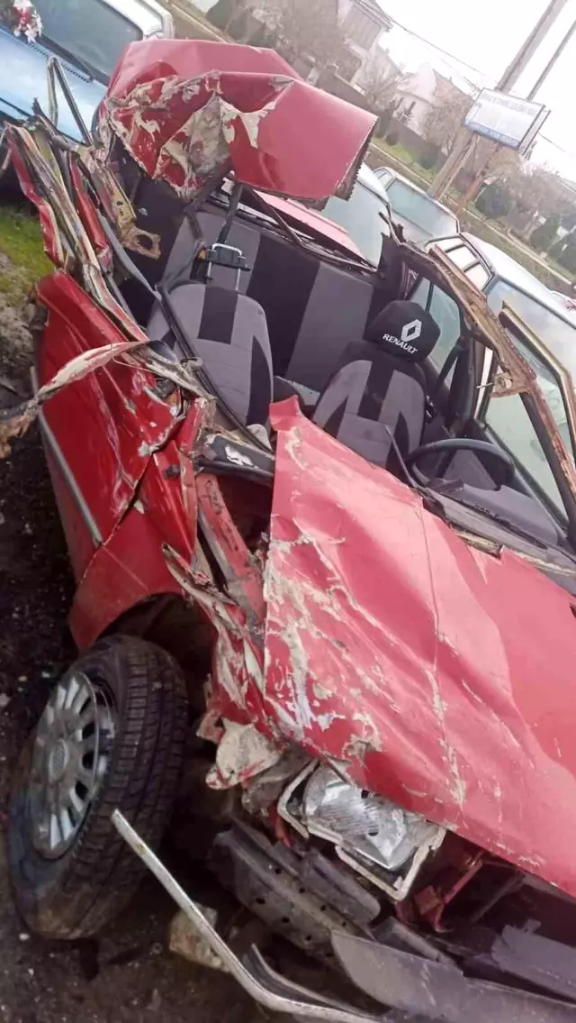 Tıra arkadan çarpan otomobil hurdaya döndü: 2 yaralı