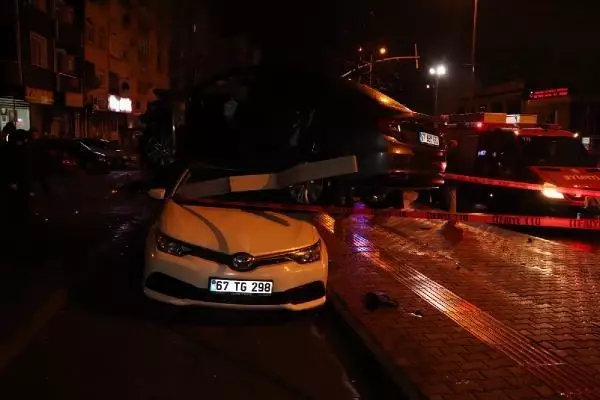 Üç araca çarpan otomobil, dördüncü aracın üstünde asılı kaldı
