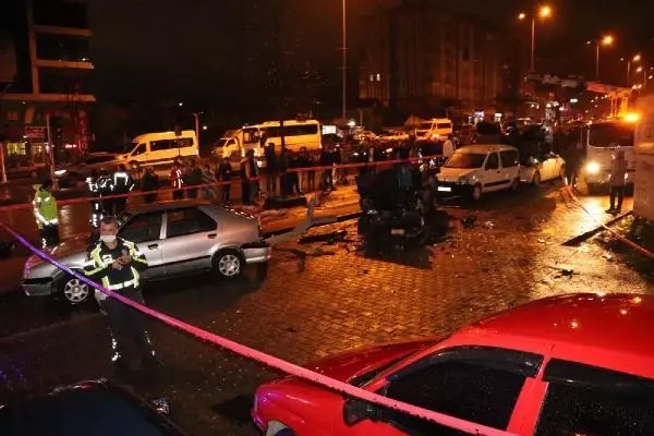 Üç araca çarpan otomobil, dördüncü aracın üstünde asılı kaldı