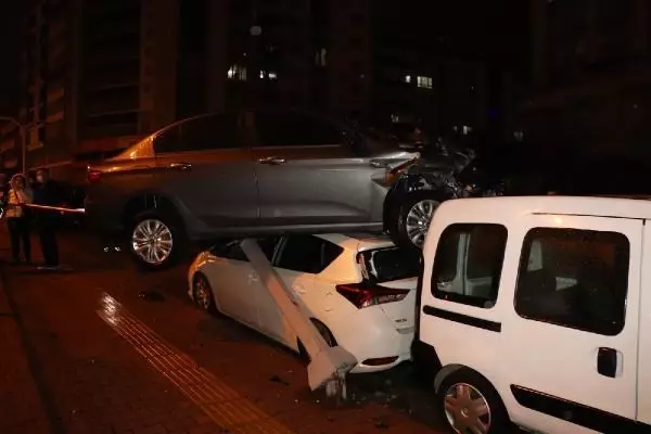 Üç araca çarpan otomobil, dördüncü aracın üstünde asılı kaldı