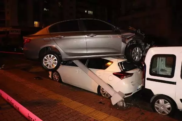 Üç araca çarpan otomobil, dördüncü aracın üstünde asılı kaldı