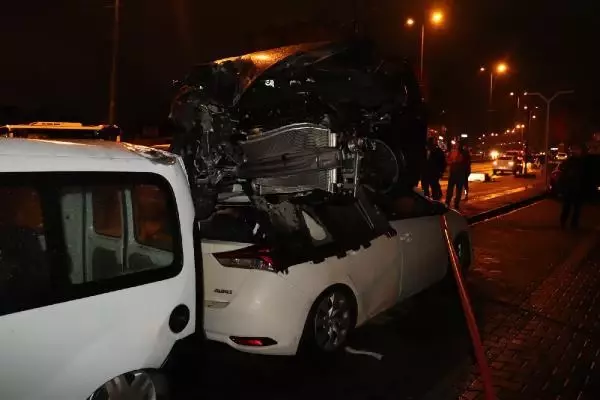 Üç araca çarpan otomobil, dördüncü aracın üstünde asılı kaldı