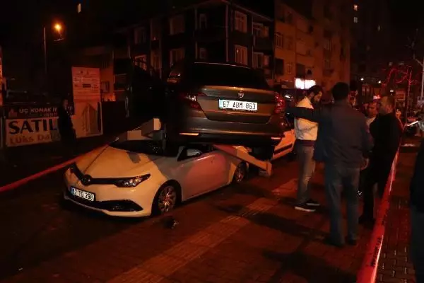 Üç araca çarpan otomobil, dördüncü aracın üstünde asılı kaldı