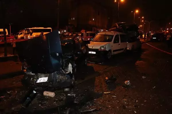 Üç araca çarpan otomobil, dördüncü aracın üstünde asılı kaldı