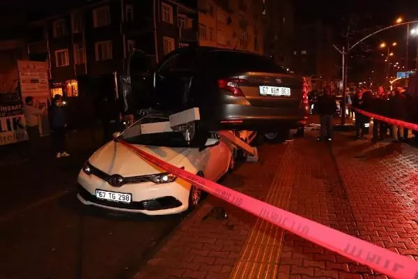 Üç araca çarpan otomobil, dördüncü aracın üstünde asılı kaldı