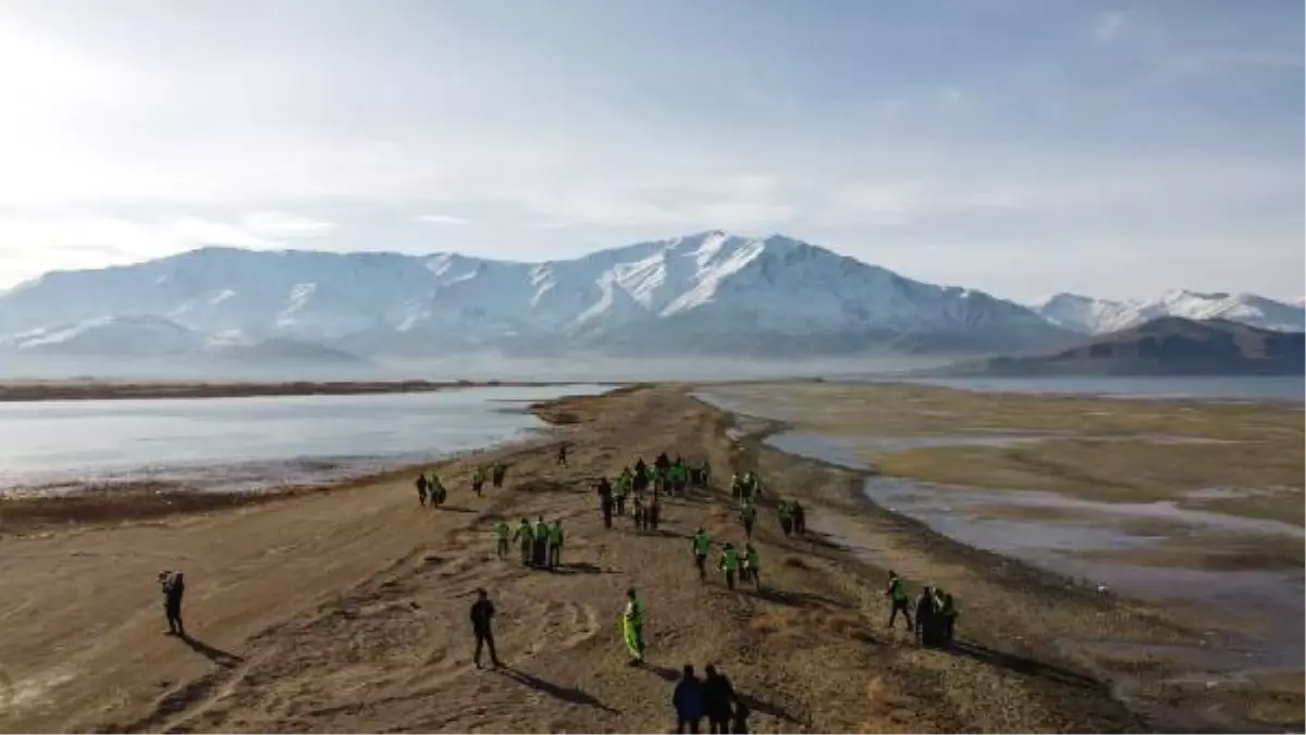 Van Gölü'ndeki çekilme fotoğraflarda