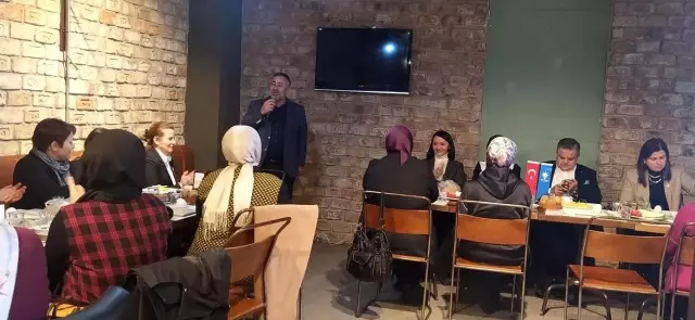 AK Kadınlar seçme ve seçilme hakkının kutladı