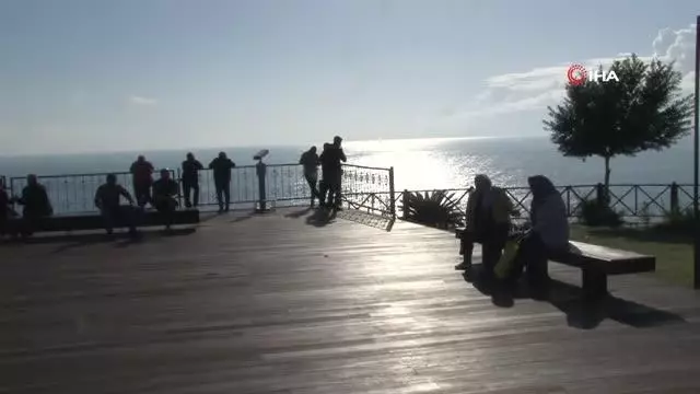 Antalya'da güneşli havayı gören soluğu sahilde aldı