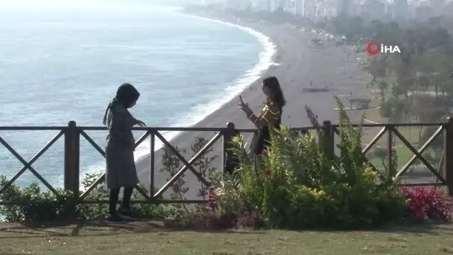Antalya'da güneşli havayı gören soluğu sahilde aldı