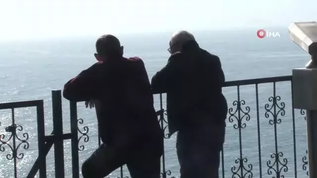 Antalya'da güneşli havayı gören soluğu sahilde aldı