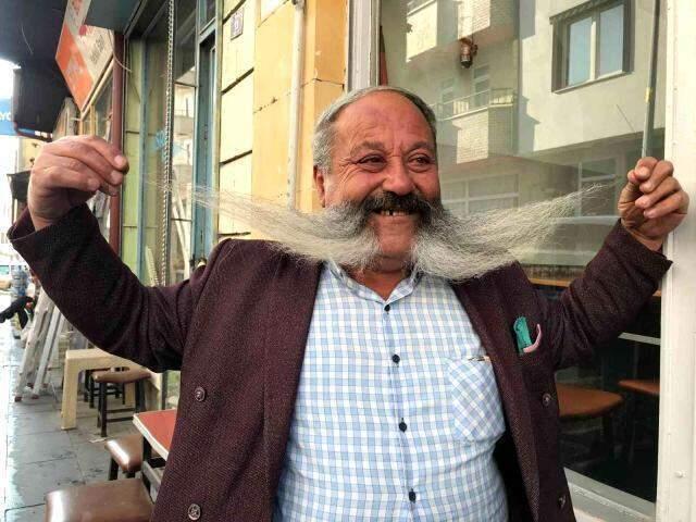 Bayburtlu Pala'nın 18 yıldır kesmediği bıyıkları 73 santimetre uzunluğuna ulaştı! Aylık masrafı bin 500 lira Bayburtlu Pala'nın 18 yıldır kesmediği bıyıkları 73 santimetre uzunluğuna ulaştı! Aylık masrafı bin 500 lira