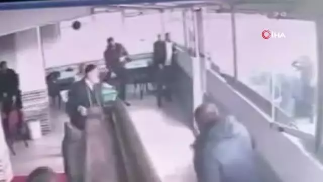 Son dakika! Dehşete düşüren kavga kamerada... Tarla tartışmasında silahlar, sandalyeler, yumruklar havada uçuştu