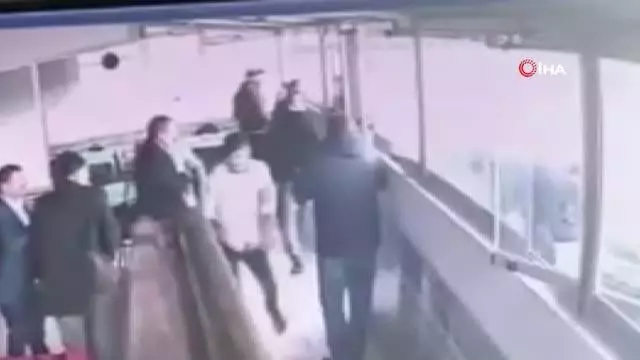 Son dakika! Dehşete düşüren kavga kamerada... Tarla tartışmasında silahlar, sandalyeler, yumruklar havada uçuştu