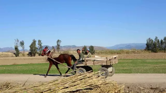 Adana'da ilk defa drone gören Roman çocukların mutluluğu kameralara yansıdı