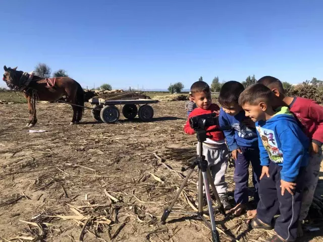 Adana'da ilk defa drone gören Roman çocukların mutluluğu kameralara yansıdı