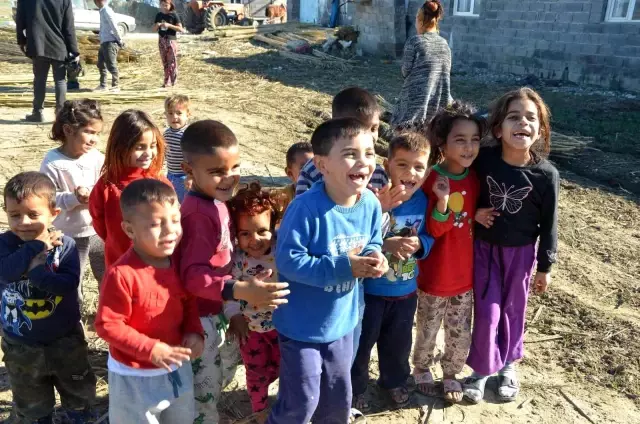 Adana'da ilk defa drone gören Roman çocukların mutluluğu kameralara yansıdı