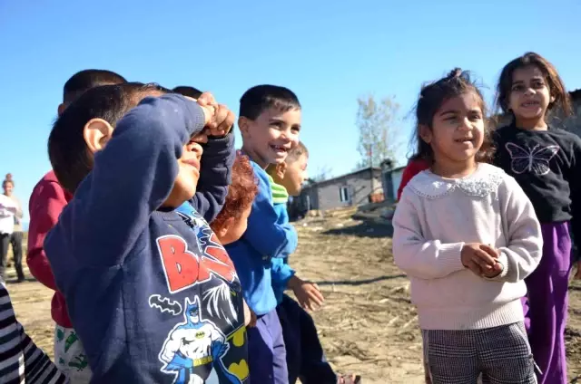Adana'da ilk defa drone gören Roman çocukların mutluluğu kameralara yansıdı