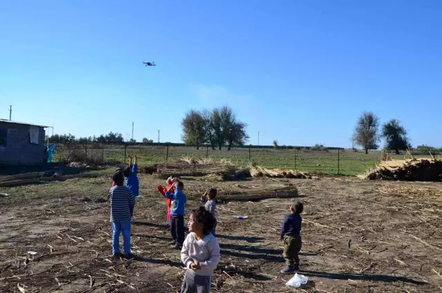 Adana'da ilk defa drone gören Roman çocukların mutluluğu kameralara yansıdı