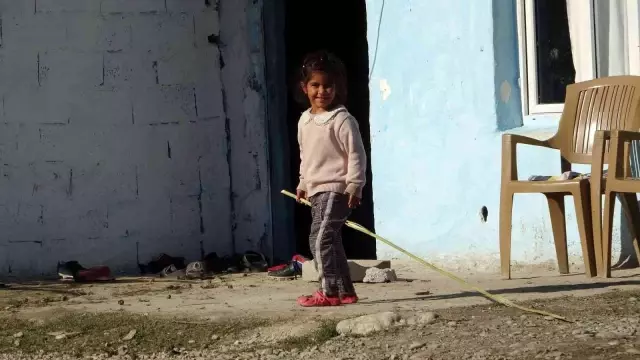 Adana'da ilk defa drone gören Roman çocukların mutluluğu kameralara yansıdı
