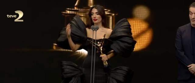 En İyi Kadın Influencer ödülünü alan Rachel Araz Kiresepi, kıyafetiyle alay konusu oldu