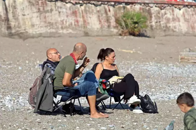 Antalya'da güneşli havayı gören soluğu sahilde aldı