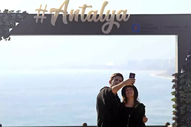 Antalya'da güneşli havayı gören soluğu sahilde aldı