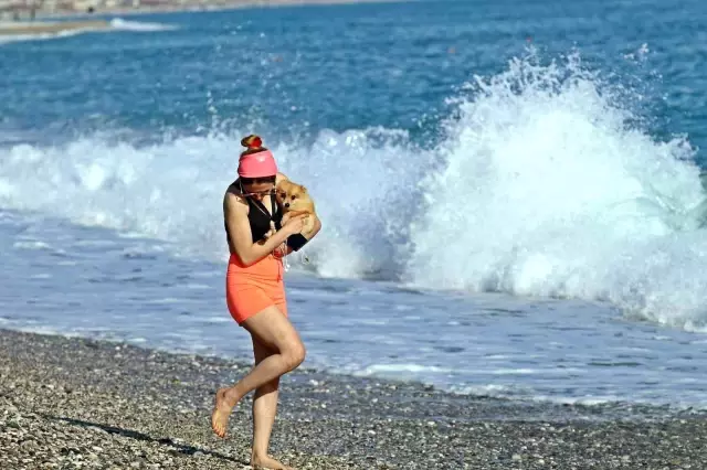Antalya'da güneşli havayı gören soluğu sahilde aldı