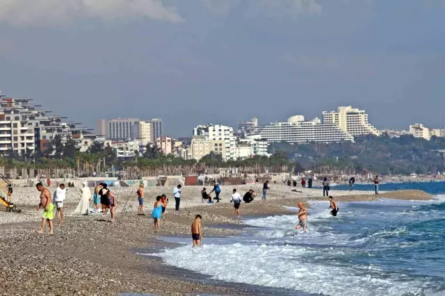 Antalya'da güneşli havayı gören soluğu sahilde aldı