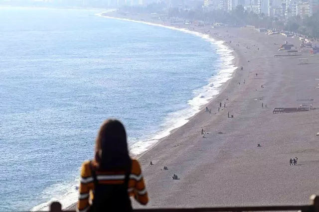 Antalya'da güneşli havayı gören soluğu sahilde aldı