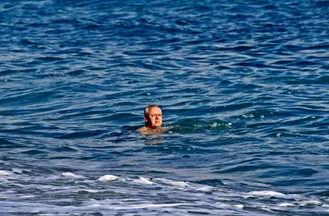 Antalya'da güneşli havayı gören soluğu sahilde aldı