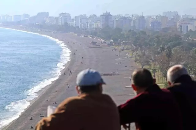 Antalya'da güneşli havayı gören soluğu sahilde aldı
