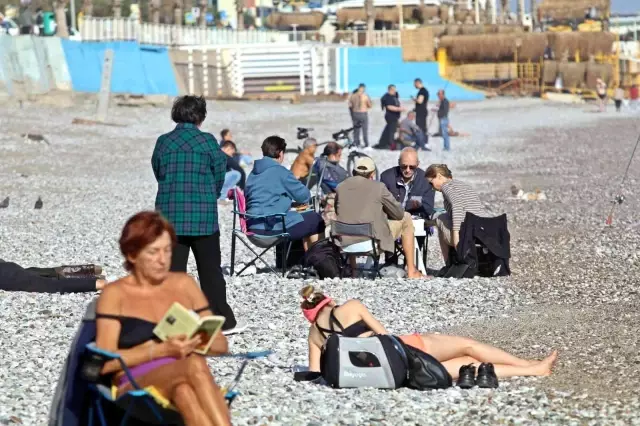 Antalya'da güneşli havayı gören soluğu sahilde aldı