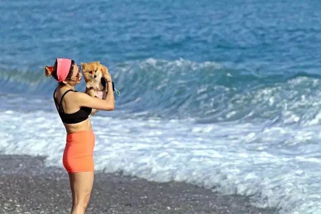 Antalya'da güneşli havayı gören soluğu sahilde aldı