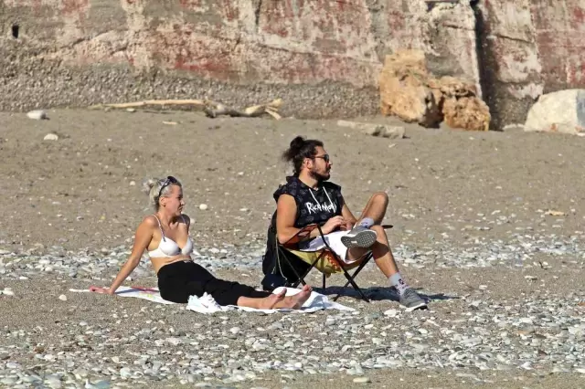 Antalya'da güneşli havayı gören soluğu sahilde aldı