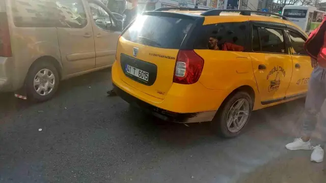 Kırmızı ışık ihlali yapan taksi ile ters yöne giren motosiklet çarpıştı: 1 yaralı
