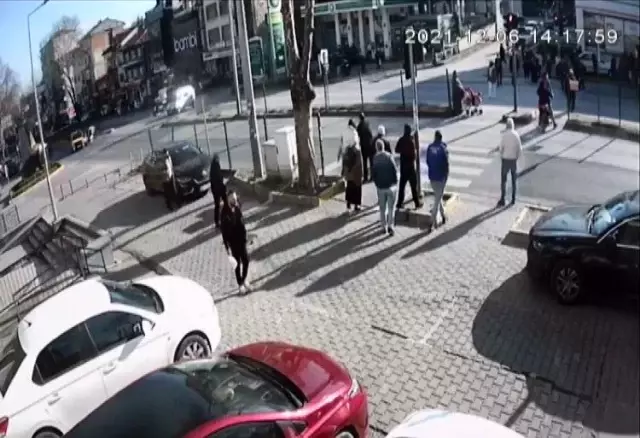 Kırmızı ışık ihlali yapan taksi ile ters yöne giren motosiklet çarpıştı: 1 yaralı