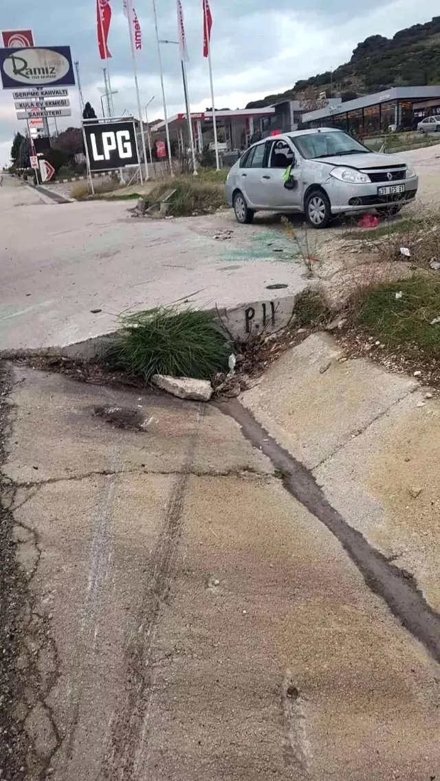 Kontrolden çıkan otomobil yan döndü: 1'i ağır 2 yaralı