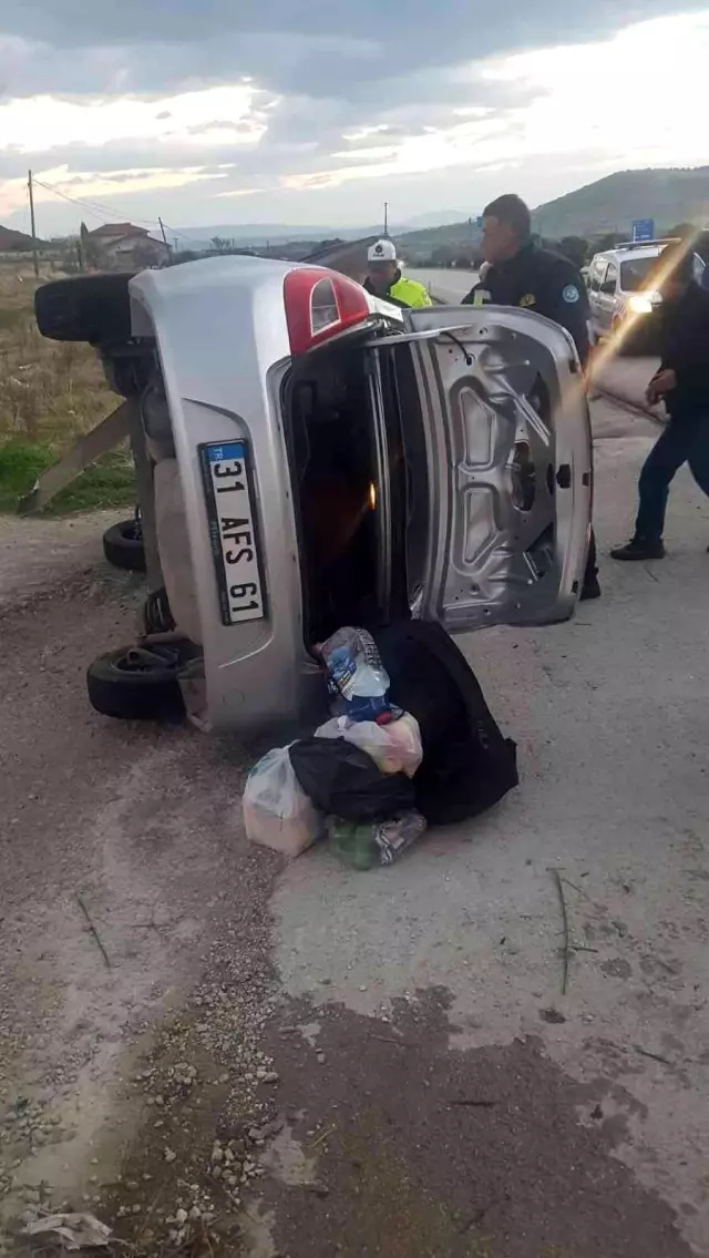 Kontrolden çıkan otomobil yan döndü: 1'i ağır 2 yaralı