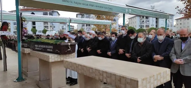 Koronadan hayatını kaybeden eski vekilinin oğlu toprağa verildi