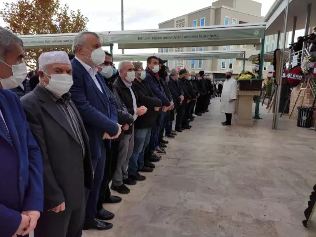 Koronadan hayatını kaybeden eski vekilinin oğlu toprağa verildi