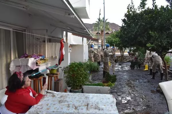 Son dakika haberleri: MARMARİS'TE JANDARMA, SEL MAĞDURLARININ EV VE BAHÇELERİNİ TEMİZLEDİ