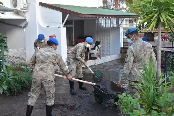 Son dakika haberleri: MARMARİS'TE JANDARMA, SEL MAĞDURLARININ EV VE BAHÇELERİNİ TEMİZLEDİ