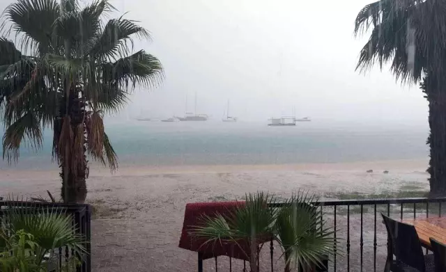 Meteorolojik Uyarı (06.12.2021) Antalya'da Gök Gürültülü Sağanak Yağış