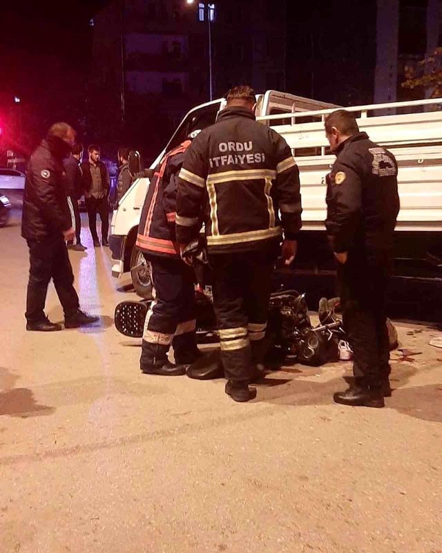 Motosiklet kamyonetin altına girdi: 2 yaralı