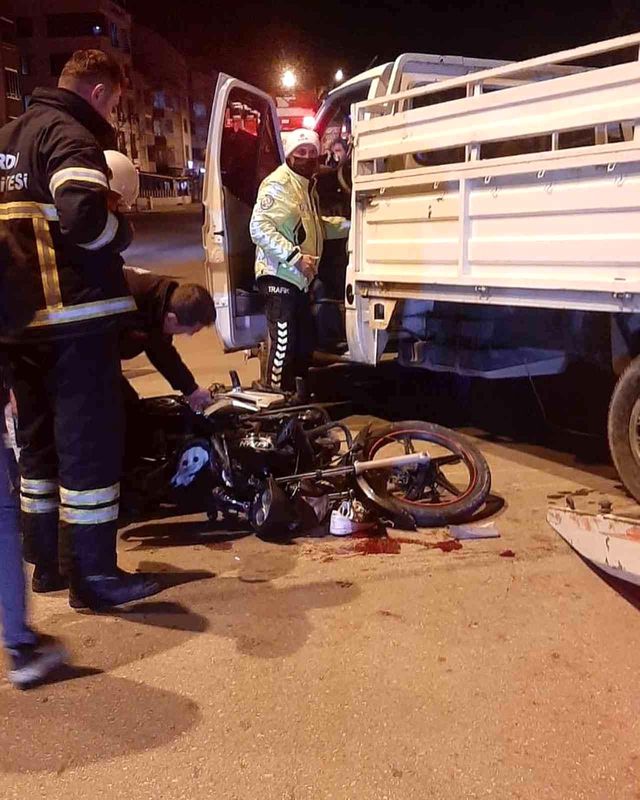 Motosiklet kamyonetin altına girdi: 2 yaralı