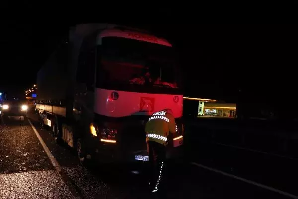 Tırın çarptığı otomobil kağıt gibi ezildi! Araçtaki aileden sadece bir kişi sağ çıktı