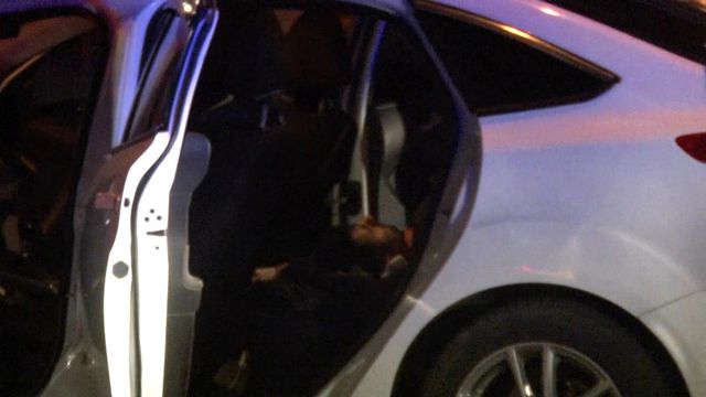 Trafik ışıklarında silahlı saldırıya uğradılar, yaralı halde 2 kilometre kaçtılar