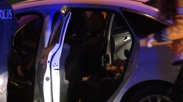 Trafik ışıklarında silahlı saldırıya uğradılar, yaralı halde 2 kilometre kaçtılar