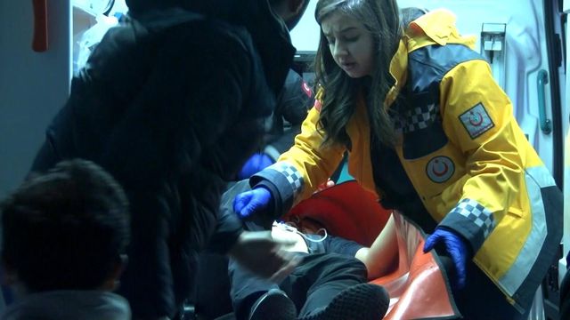 Trafik ışıklarında silahlı saldırıya uğradılar, yaralı halde 2 kilometre kaçtılar