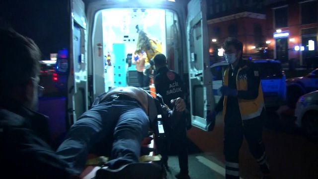 Trafik ışıklarında silahlı saldırıya uğradılar, yaralı halde 2 kilometre kaçtılar